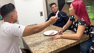 Esposa Ama de Casa le Gusta Chupar Salchicha Cuando el Amigo de su Marido se la en la Boca se Transforma en una Puta Al frente de su Marido Cornudo