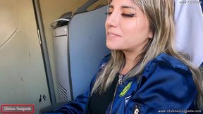 mi companera de asiento en bus se calienta y termina devorandose mi pico y leche- publico