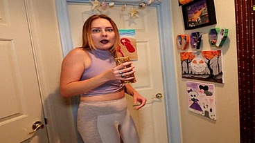 Meeting desperate to pee Vika pissing her yoga pants