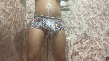 Tirei minha cueca , não resisti fiquei de pau duro