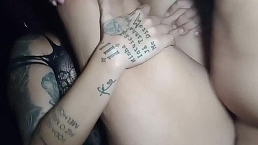 Fui pra cabine na festa de swing pra brincar no gloryhole e acabei dando pra um solteiro e fiz ele gozar em cima de mim junto com o corno