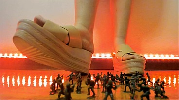 Crushing toy soldiers with my huge wedges 4K