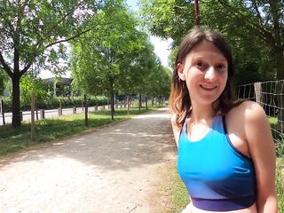 Joggeuse en manque de bite trompe son mec avec two inconnus rencontrés dans la rue !!!