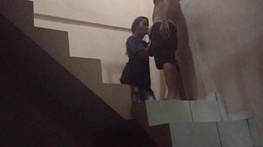 Comi o cu da sapatão filha da empregada na escadaria da garagem do prédio, fomos pagos no flagra. (Jasmine santanna)