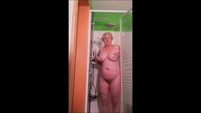 oma am morgen in der dusche