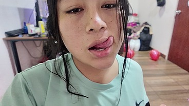 Encontré a mi amiga en su cuarto bailando sola y le pedi que me cumpliera mi fantasia