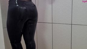 gostosa com legging molhada no banho, grande bunda perfeita!