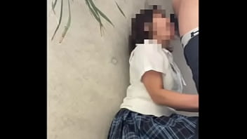 【素人】物陰に隠れて彼氏の為に外でフェラ、バックで激しく突かれて喘ぎまくる女子◯生。