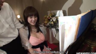 Piano player blows a huge penis with satisfaction