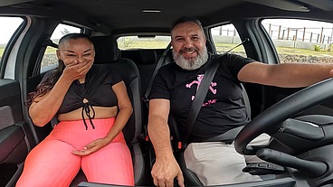 Paula Soares vendedora de doces baiana entra no carro e leva gozada dentro