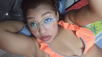Espa&ntilde_ola le ayuda a perder la virginidad a su vecino