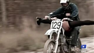 Lee Ann et Maeva, brunettes rebelles, baisent sur une moto