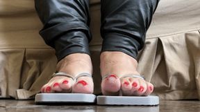 Juliette RJ red nails wiggling her toes wearing flat flipflop (FOR MOBILE DEVICE USERS) - 4k QUALITY - JOI - TOE WIGGLING - PERFECT RED NAILS - CUM ORDERS - BBW - FOOT FETISH - LONG TOE NAILS - FLIPFLOPS