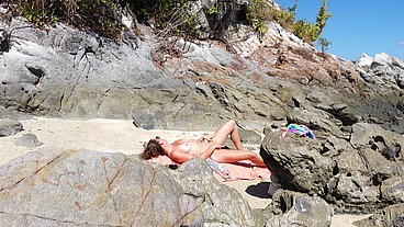 Nudist woman gives me her pussy on a public beach!