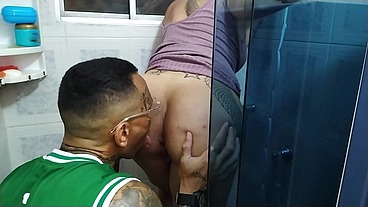 a fernandinha fernandez me chamou para arrumar o chuveiro mas e claro que nao saiu de graca fodi a gostosa com