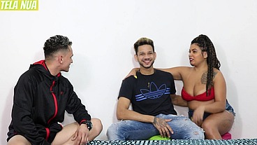 CASAL FODENDO COM UM NOVINHO DOTADO FAZENDO DP NA SAFADA GOSTOSA PELA PRIMEIRA VEZ