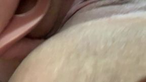 enfiando a banana na buceta e depois comendo ela