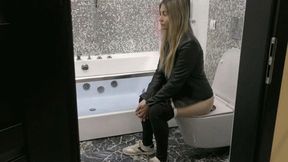 I sit on my beloved toilet MP4 HD 720p
