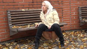 Eurobabe Pissing
