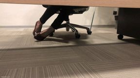 HOT SECRETARY, CANDID DIPPING SHOEPLAY WITH HER HIGH HEELS - MOV Mobile Version