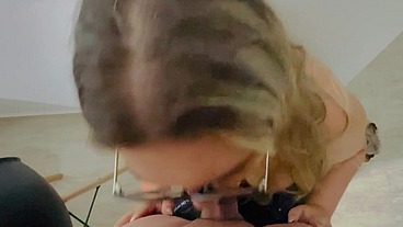 Loira peituda levando gozada na cara
