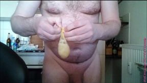 halb volles kondom mit sperma aus eis
