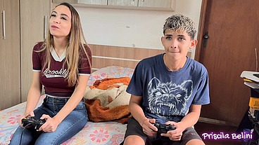 Minha madrasta saiu e me deixou em casa com o meu meio irmão tentei dá pra ele enquanto ele descansava