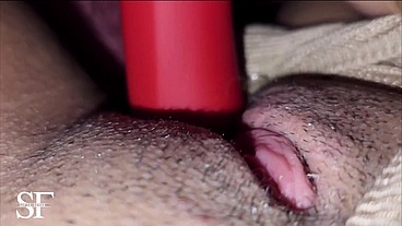si alguno quiere venir a reemplazar este juguete dejame en los comentarios estare haciendo un video con un fan al azar chupandome la vagina