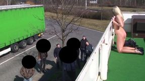 Die Blonde Mit Dem Grossen Bus