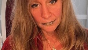 2024 GOLD SPARKLE LIPS WITH PLAYFUL TONGUE