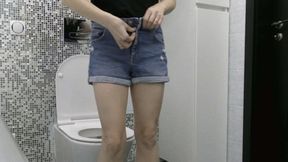 In the morning I feel the urge, so I go to the toilet MP4 HD 720p