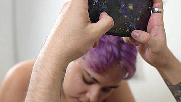Mi novio gamer no me presta atencion por jugar LOL! Así que hago que pierda mientras se lo chupo - Ary Abdul & Roman Savant