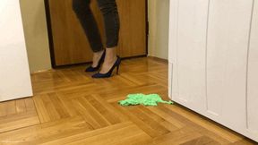 CHLOE IN HIGH HEELS TROUBLE STUCK IN STICKY FOAM - MOV HD