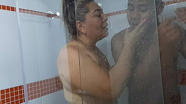 Seduzco a mi hijastro en la ducha. Me encanta su polla