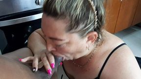 le chupo la verga a mi hijastro en la cocina