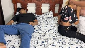viendo pelicula con mi novio y su mejor amigo que se acuesta al lado mio y empieza a tocarme el culo al lado de mi novio tonto ntr netori