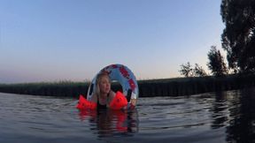 Alla swims on an inflatable ring Tom and Jerry and hotly fucks him on the lake and gets an orgasm!!!