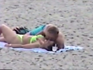 Filming a horny man on the beach trying to seduce his bootyful girlfriend