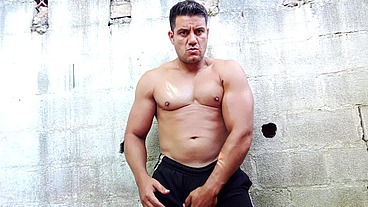 YURI GAÚCHO - BRAZILIAN BEAR HANDJOB CUMLOAD