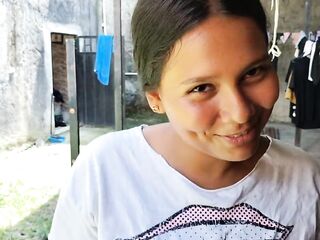 mi vecina deja la puerta abierta y le veo todo