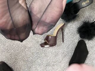 Mrs Older Feet allows her Foot Hunk some pleasure