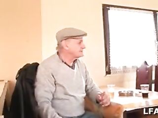 Papy se fait pomper la queue par une mother i'd like to fuck
