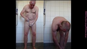 morgens allein in der dusche