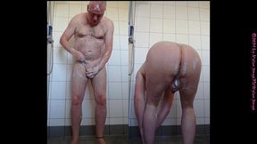morgens allein in der dusche
