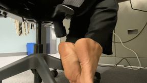 Gorgeous new sole queen Moonette's sexy and sweaty size 9 feet under her desk! Full length video