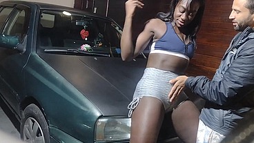 Ia pra academia meu carro não quis pega meu vizinho me ajudou e acabamos fazendo um sexo gostoso no capo do meu golf