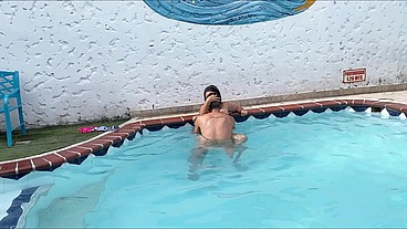SEXO AL AIRE LIBRE EN LA PISCINA CON LA CALIENTE DE MI CUÑADA HASTA EL ORGASMO