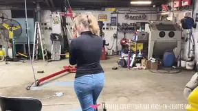 Vends-ta-culotte - French amateur porn : garage customers get chastised and ass fucked by sexy female mechanics