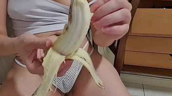PROFESSORA FOI ENSINAR DESCASCAR BANANA E VEJA O QUE ACOBTECEU !!! SEM A CASCA A BANANA FICOU MOLHADINHA