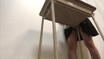 生◯前でムラムラする可愛いショートカット女子。机で角オナニーでこりこりしながら快感に満ちてアヘ顔さらす。
